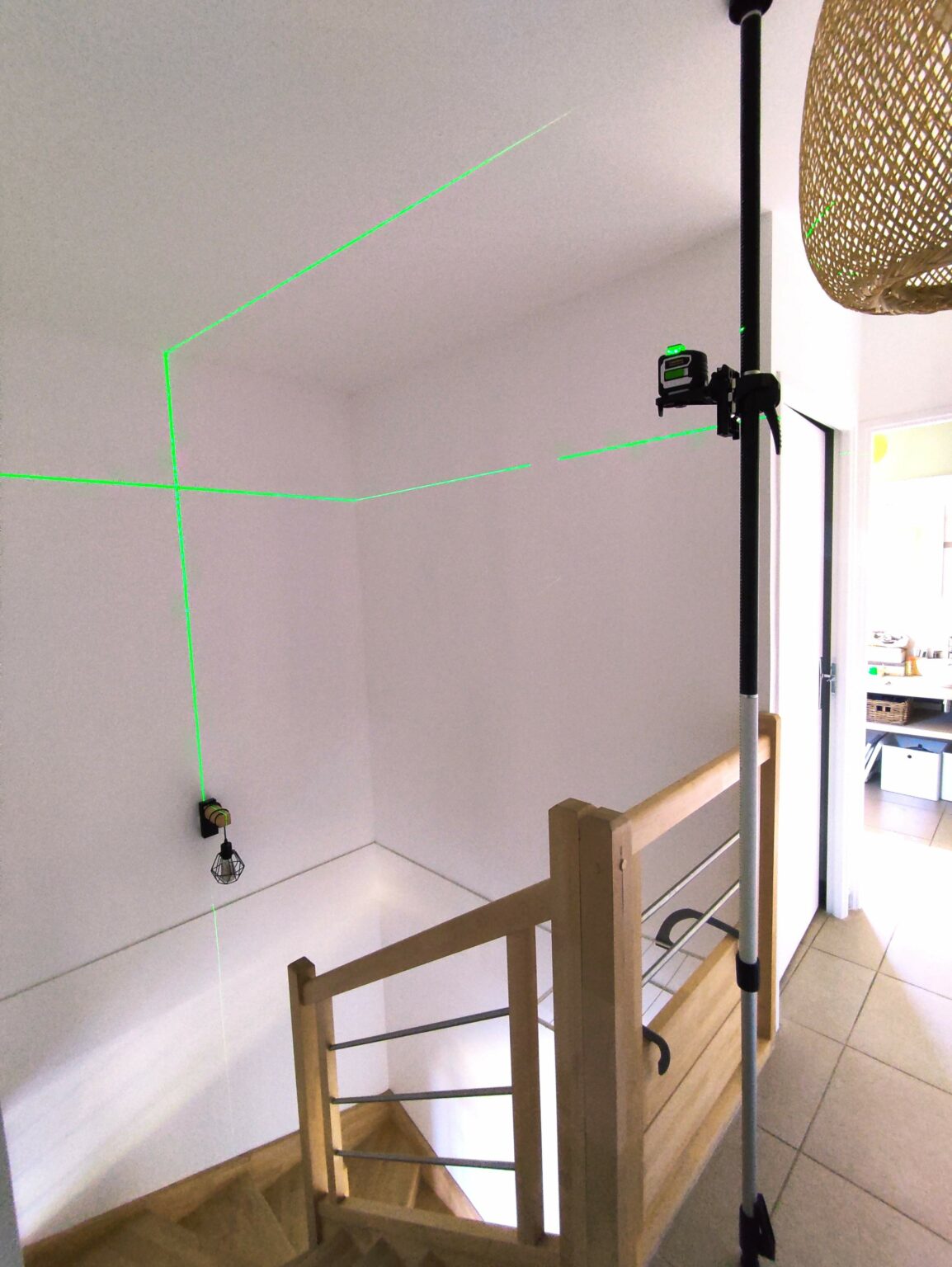 Tracé au niveau laser sur un mur avant la pose d'une unité intérieure de climatisation — MSC Climatisation, Var
