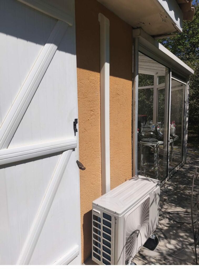 Finition goulotte PVC extérieure - vue d'ensemble de la façade avec les deux mono-splits Equation Virtus