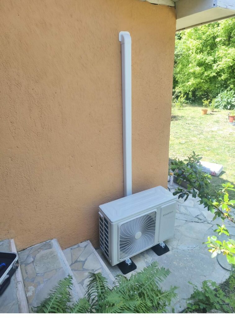 Unité extérieure Equation Virtus 12K avec goulotte PVC blanc 80 mm et supports SUMO 400