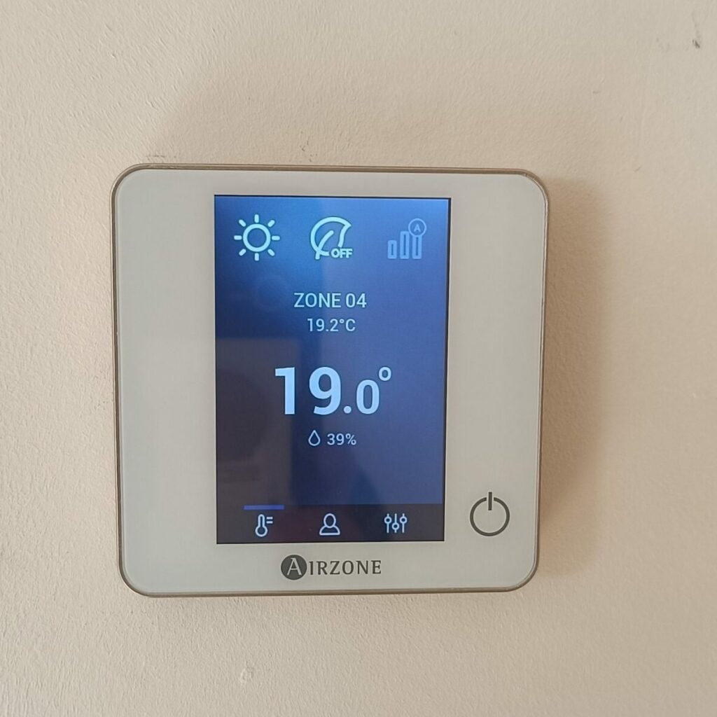Thermostat mural Airzone d'une climatisation gainable affichant la zone 4 à 19,2 °C pour une consigne de 19 °C, installation MSC Climatisation dans le Var