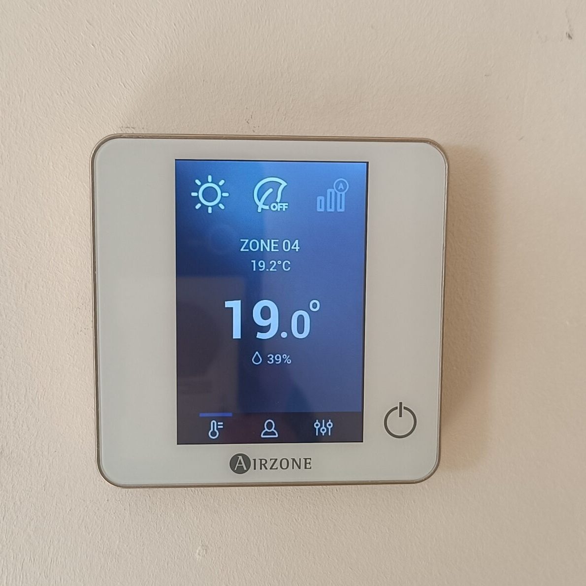 Thermostat mural Airzone d'une climatisation gainable affichant la zone 4 à 19,2 °C pour une consigne de 19 °C, installation MSC Climatisation dans le Var