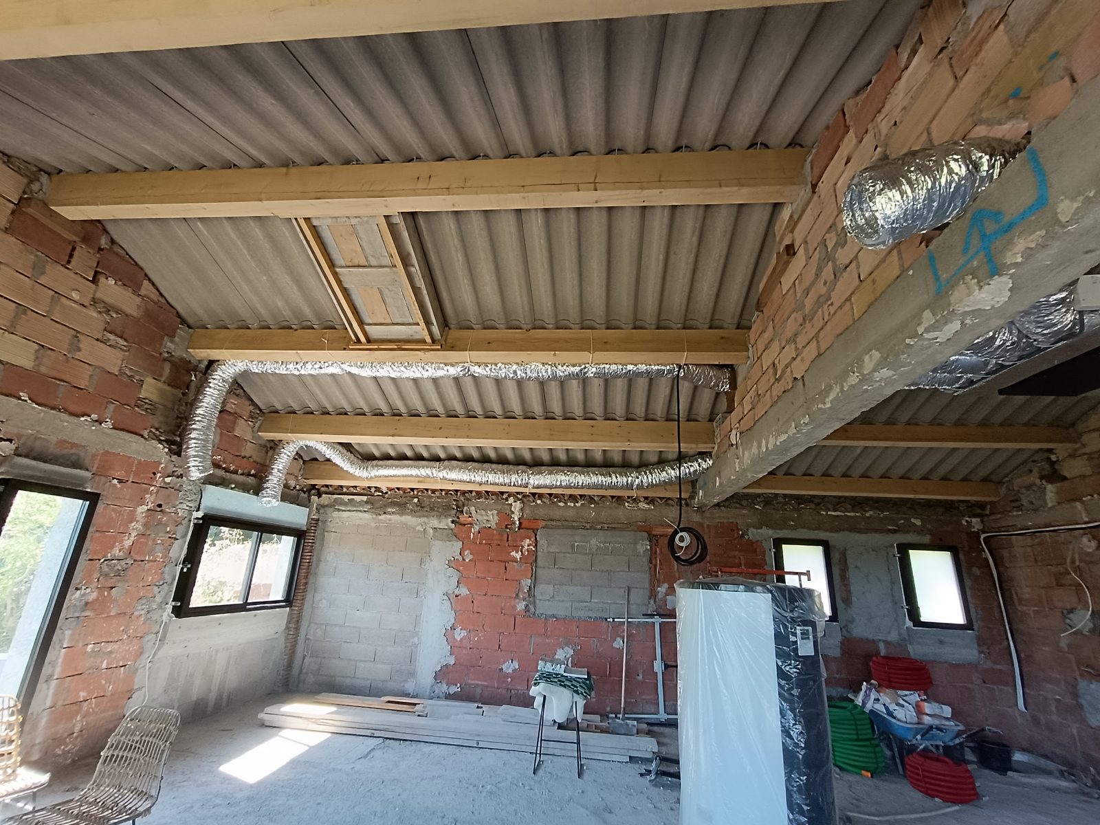 Unité gainable Mitsubishi Electric PEAD avec plénum de zonage Airzone à 4 piquages, posée sous charpente lors d'une rénovation dans le Var
