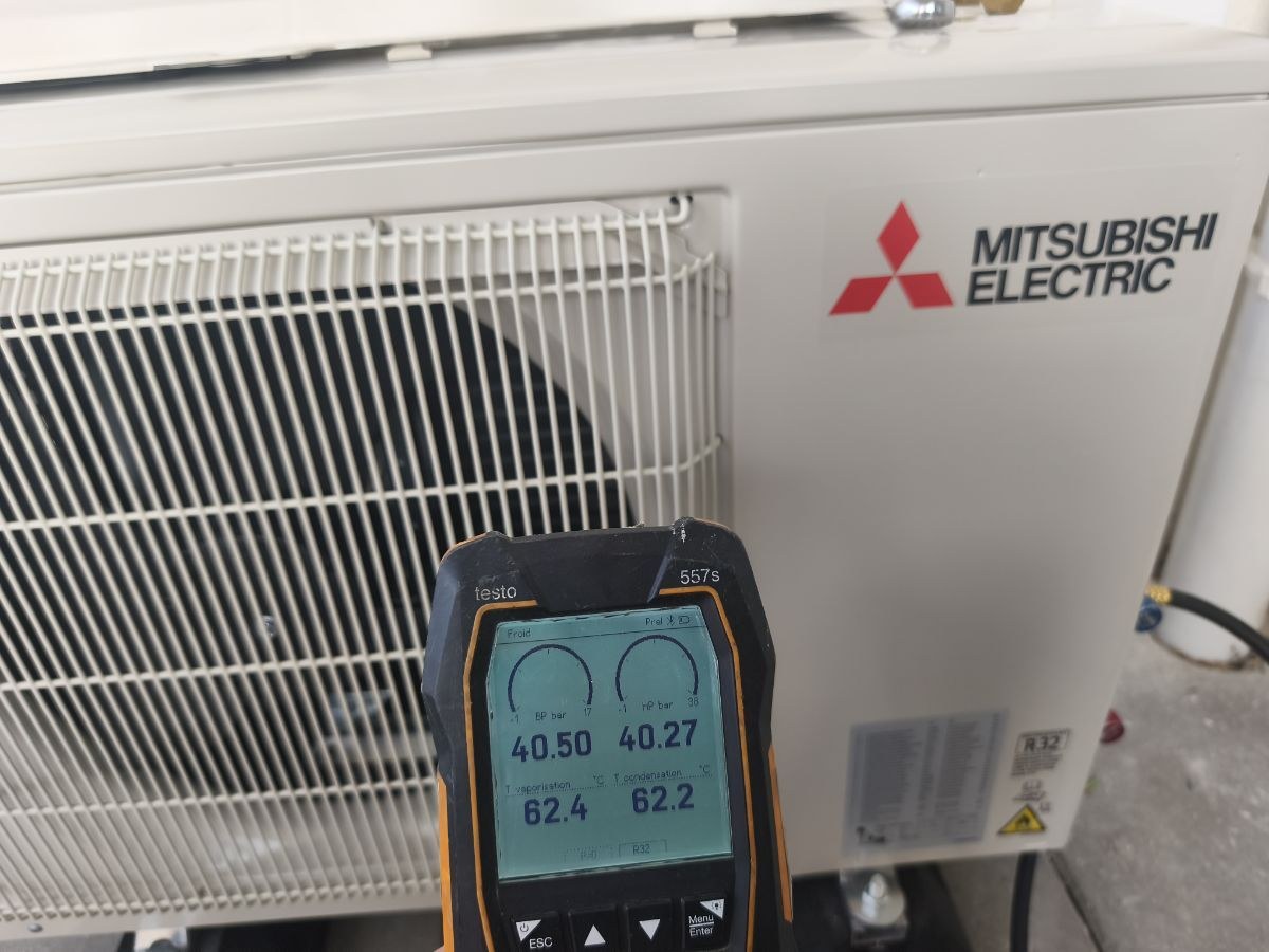 Le groupe extérieur pendant le test d’étanchéité à l’azote : 40 bar maintenus. Groupe extérieur Mitsubishi Electric d'une climatisation bi-split à Draguignan pendant le test d'étanchéité à l'azote, manomètre à 40 bar
