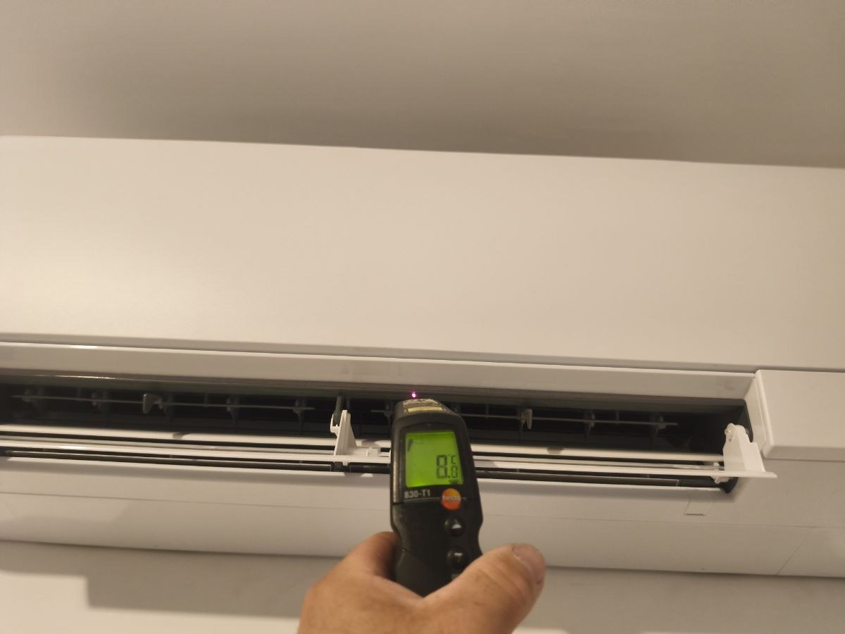 Mesure de l'air soufflé à 8 °C sur l'unité murale d'une climatisation bi-split à Draguignan, thermomètre infrarouge