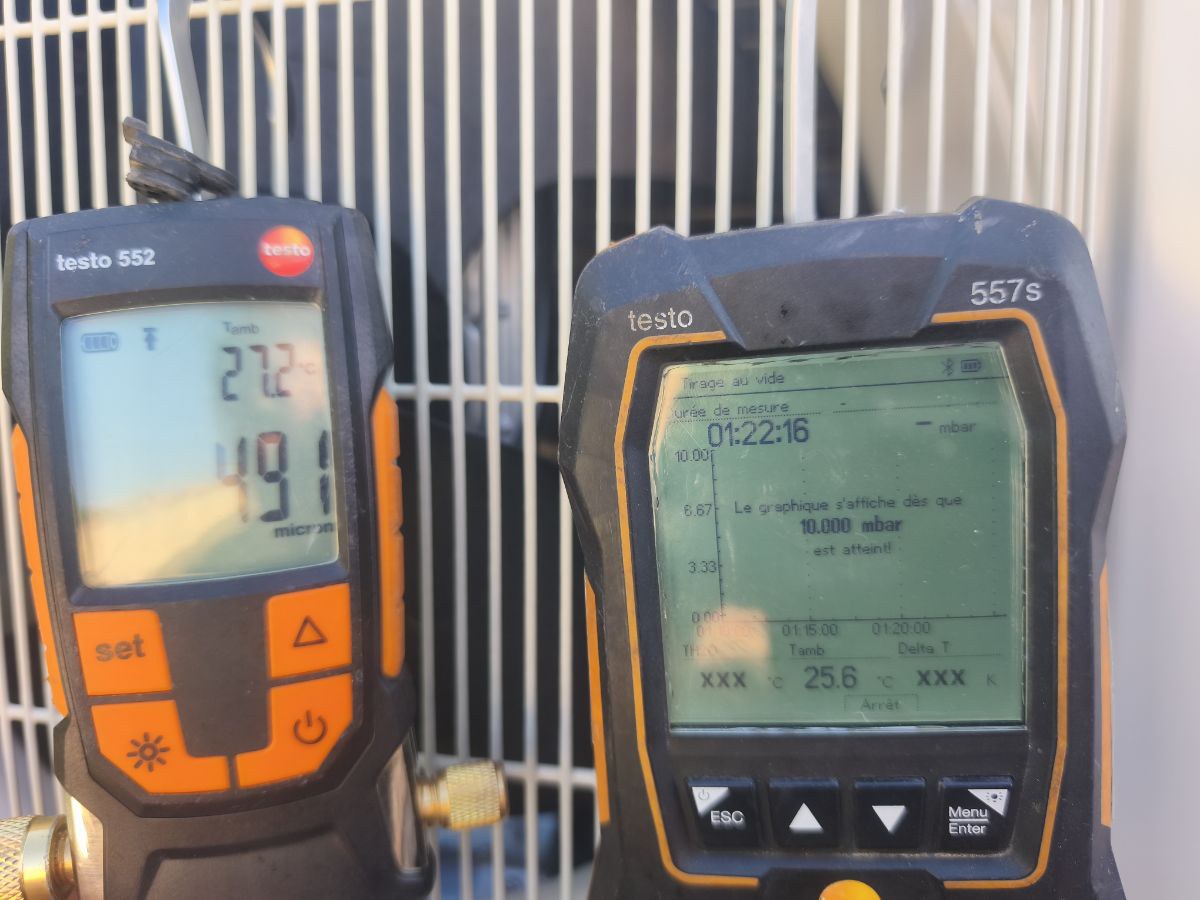 Tirage au vide du circuit frigorifique d'une climatisation bi-split à Sainte-Maxime : 491 microns après une heure vingt-deux