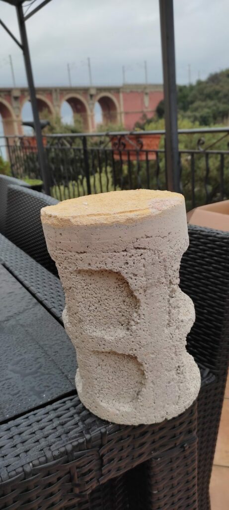 Carotte de mur posée sur une table de terrasse, après le carottage pour le passage des liaisons – MSC Climatisation