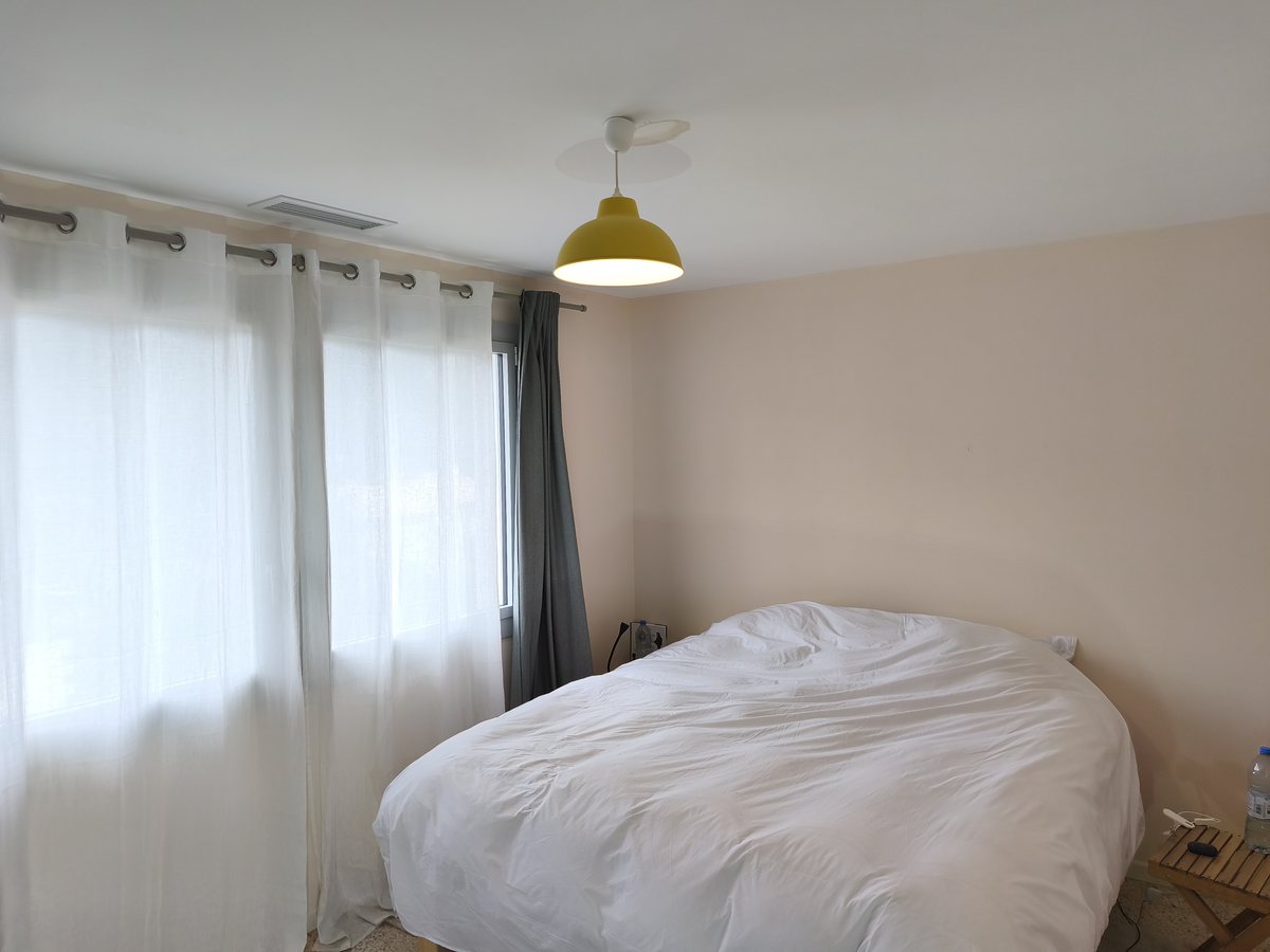 Chambre d'une maison à Saint-Raphaël après l'installation d'une climatisation gainable : une bouche de soufflage au plafond, rien d'autre