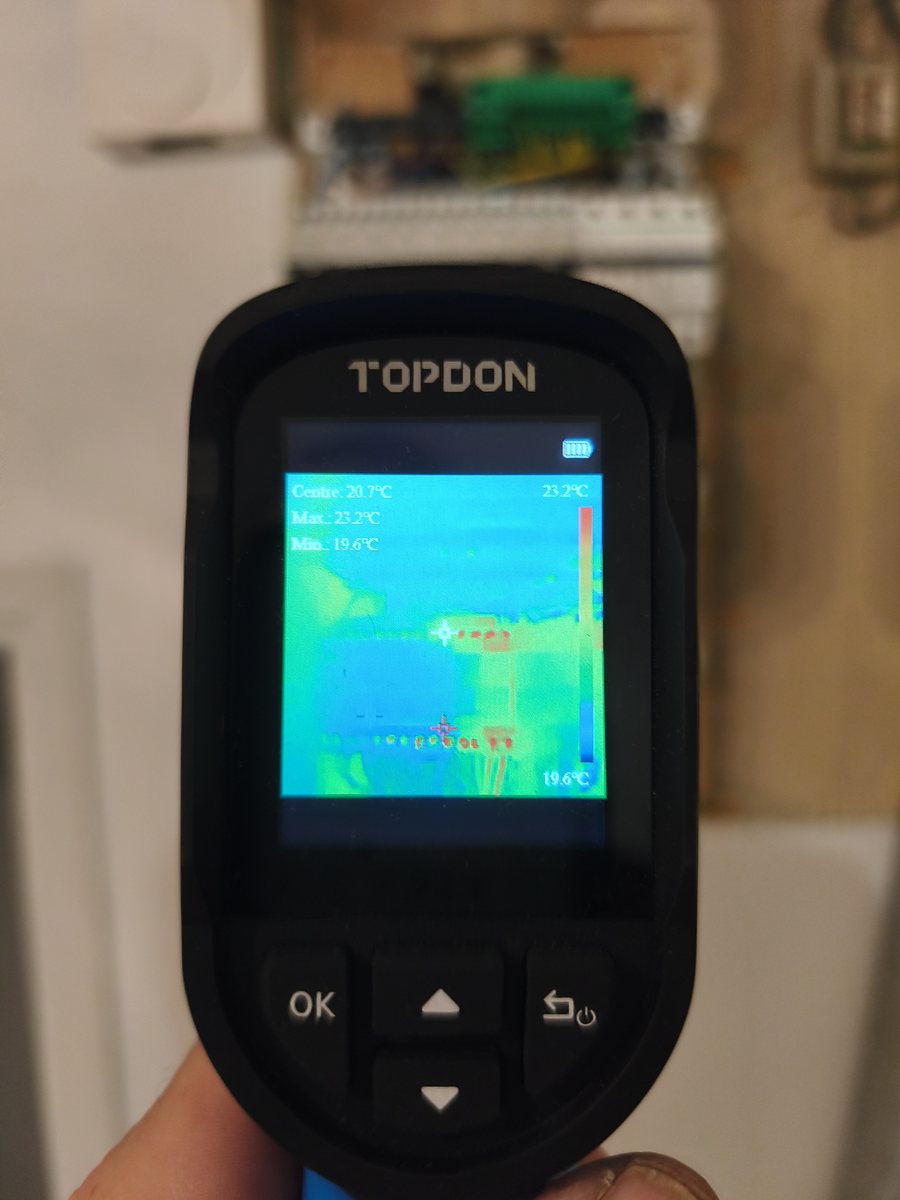 Vérification du raccordement électrique à la caméra thermique, après l'installation d'une climatisation gainable
