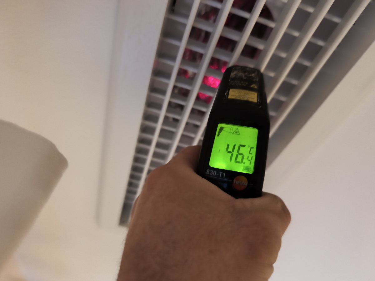 Contrôle de la température de l'air soufflé à une bouche de climatisation gainable, au thermomètre infrarouge