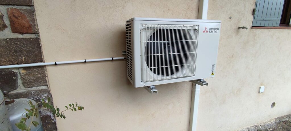 Groupe extérieur Mitsubishi Electric sur équerres murales, goulotte le long de la façade, Anthéor à Saint-Raphaël (Var) – MSC Climatisation