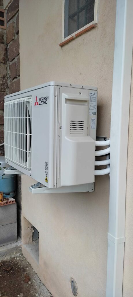 Groupe extérieur Mitsubishi Electric fixé sur équerres, liaisons dans leur goulotte, Anthéor à Saint-Raphaël (Var) – MSC Climatisation
