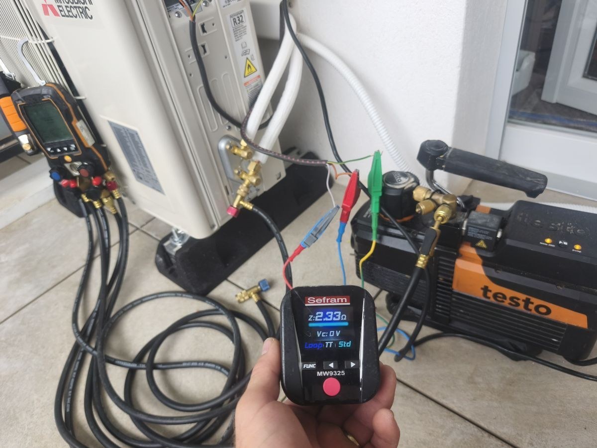 Tirage au vide du circuit frigorifique d'une climatisation mono-split à Cogolin, pompe à vide et manomètre raccordés au groupe extérieur