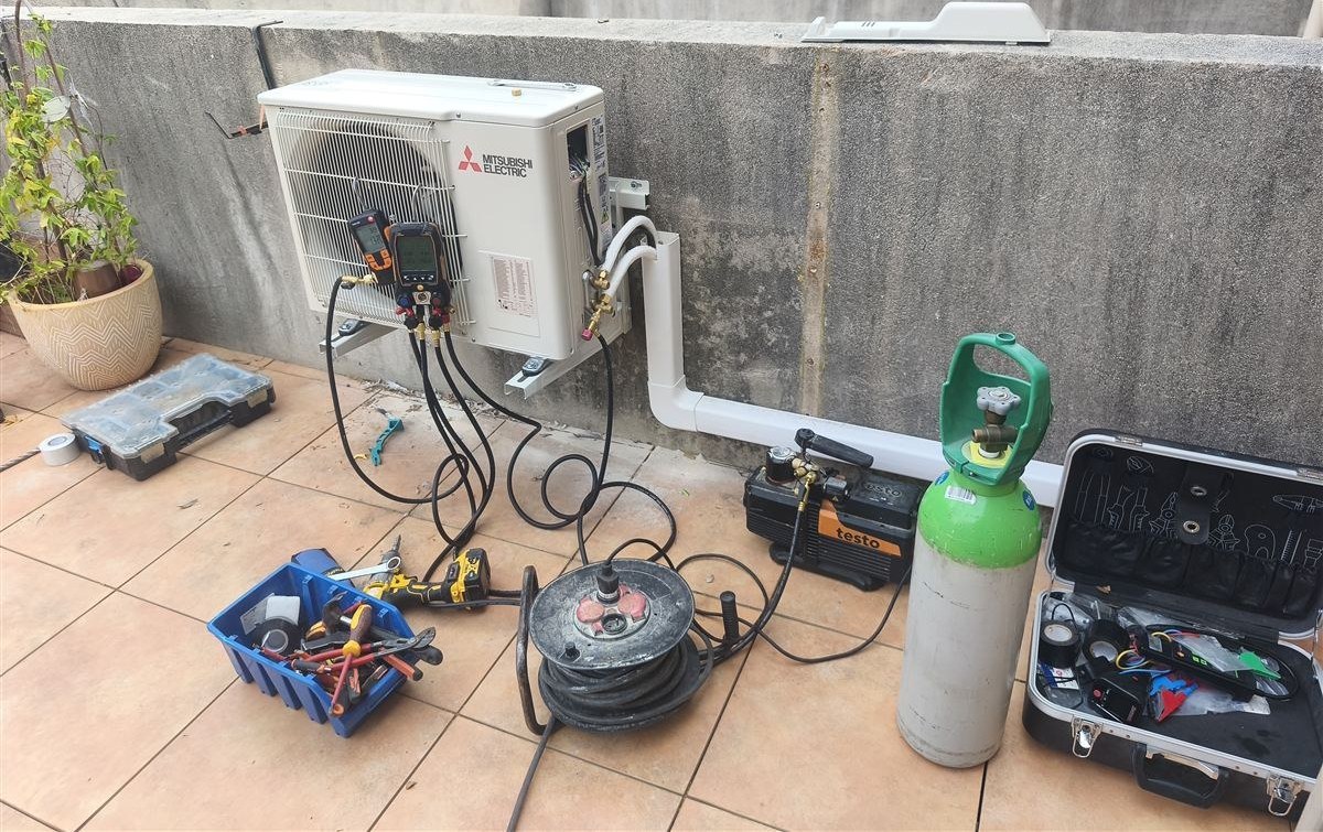 Sur la terrasse : le groupe extérieur pendant le test d’étanchéité à l’azote. Groupe extérieur d'une climatisation mono-split à Fréjus pendant le test d'étanchéité à l'azote