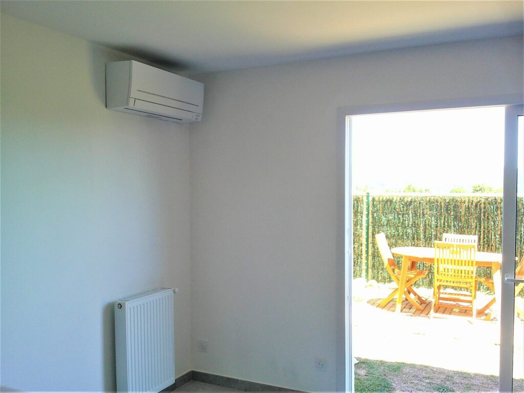 Pièce claire ouverte sur le jardin, unité murale de climatisation réversible – MSC Climatisation