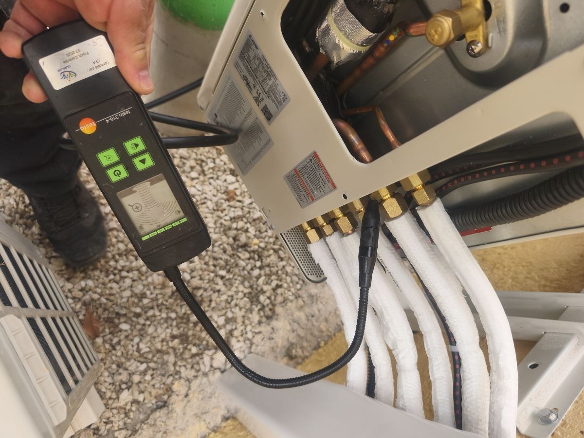 Après la mise sous pression à l’azote : le détecteur de fuites, raccord par raccord. Détecteur de fuites passé sur les raccords du groupe extérieur d'une climatisation tri-split à Roquebrune-sur-Argens