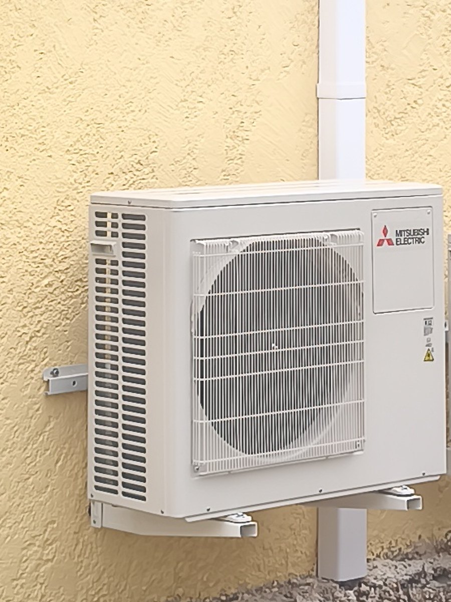 Groupe extérieur d'une climatisation tri-split fixé sur équerre murale, maison à Roquebrune-sur-Argens