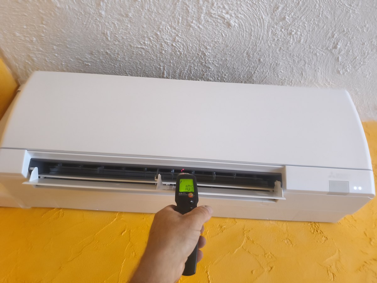 Mesure de la température de l'air soufflé par une unité murale, climatisation tri-split à Roquebrune-sur-Argens