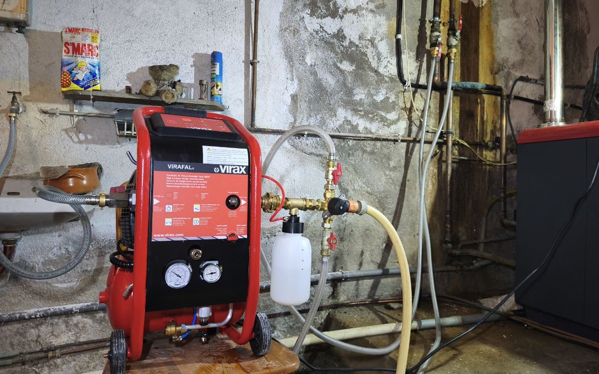 La machine de désembouage, branchée à la place de la chaudière. Machine de désembouage branchée à la place de la chaudière dans la cave d'une maison, chantier MSC Climatisation