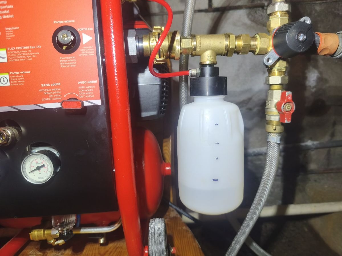 Injecteur de produit désembouant et vanne 4 voies raccordés sur la machine de désembouage d'un circuit de chauffage