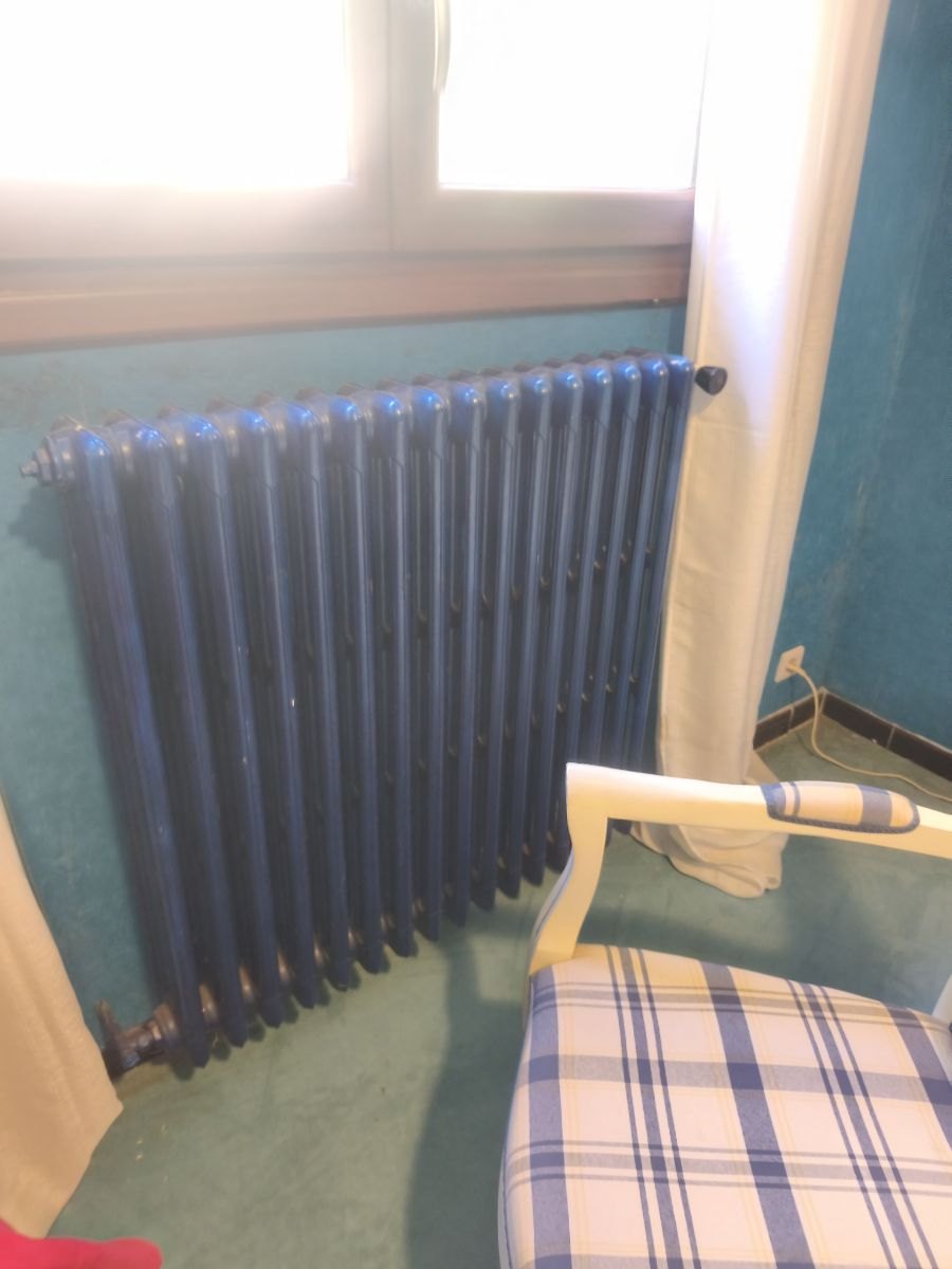 Radiateur en fonte resté en place et raccordé pendant le désembouage du circuit de chauffage
