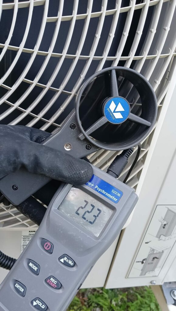 Anémomètre à hélice et thermomètre devant la grille du ventilateur d'un groupe extérieur, mesures pendant l'entretien, Le Lavandou (Var) – MSC Climatisation