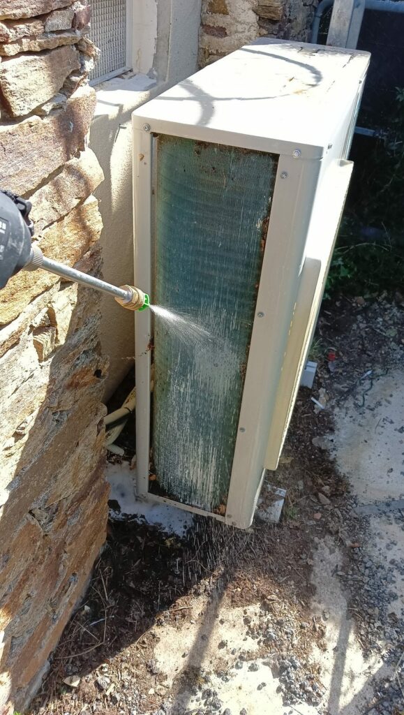Rinçage au pulvérisateur de la batterie encrassée d'un groupe extérieur posé au sol – MSC Climatisation