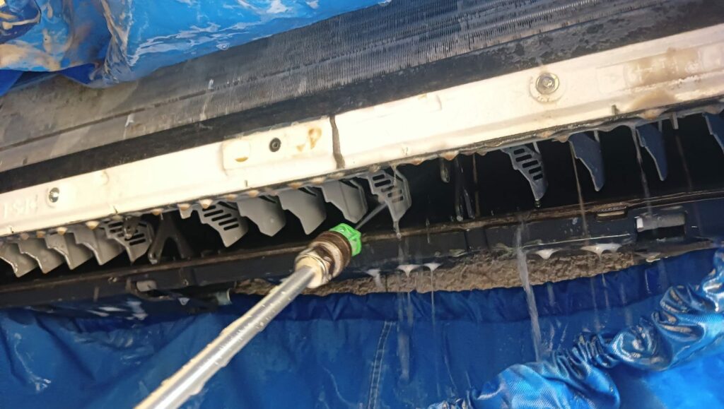 Nettoyage d'une unité intérieure murale ouverte, bâche bleue de récupération de l'eau, Le Lavandou (Var) – MSC Climatisation