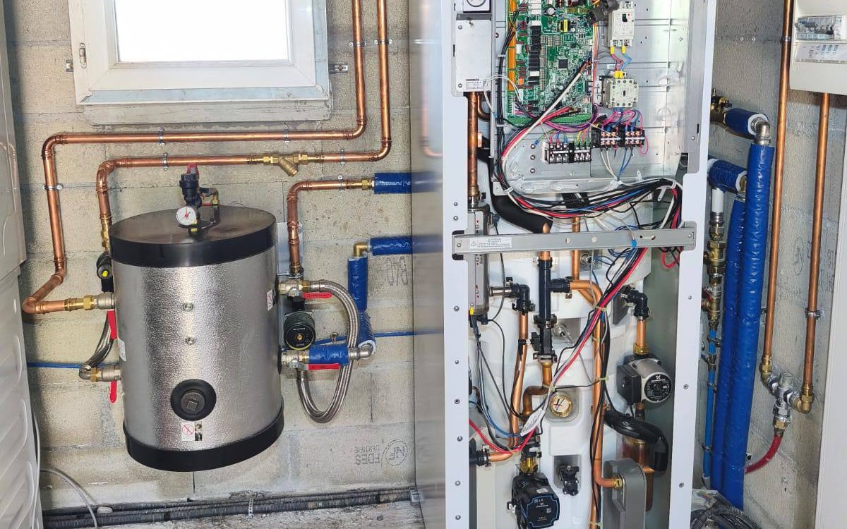 Module hydraulique et ballon tampon d'une pompe a chaleur air-eau installes dans un garage, au Muy (Var), par MSC Climatisation
