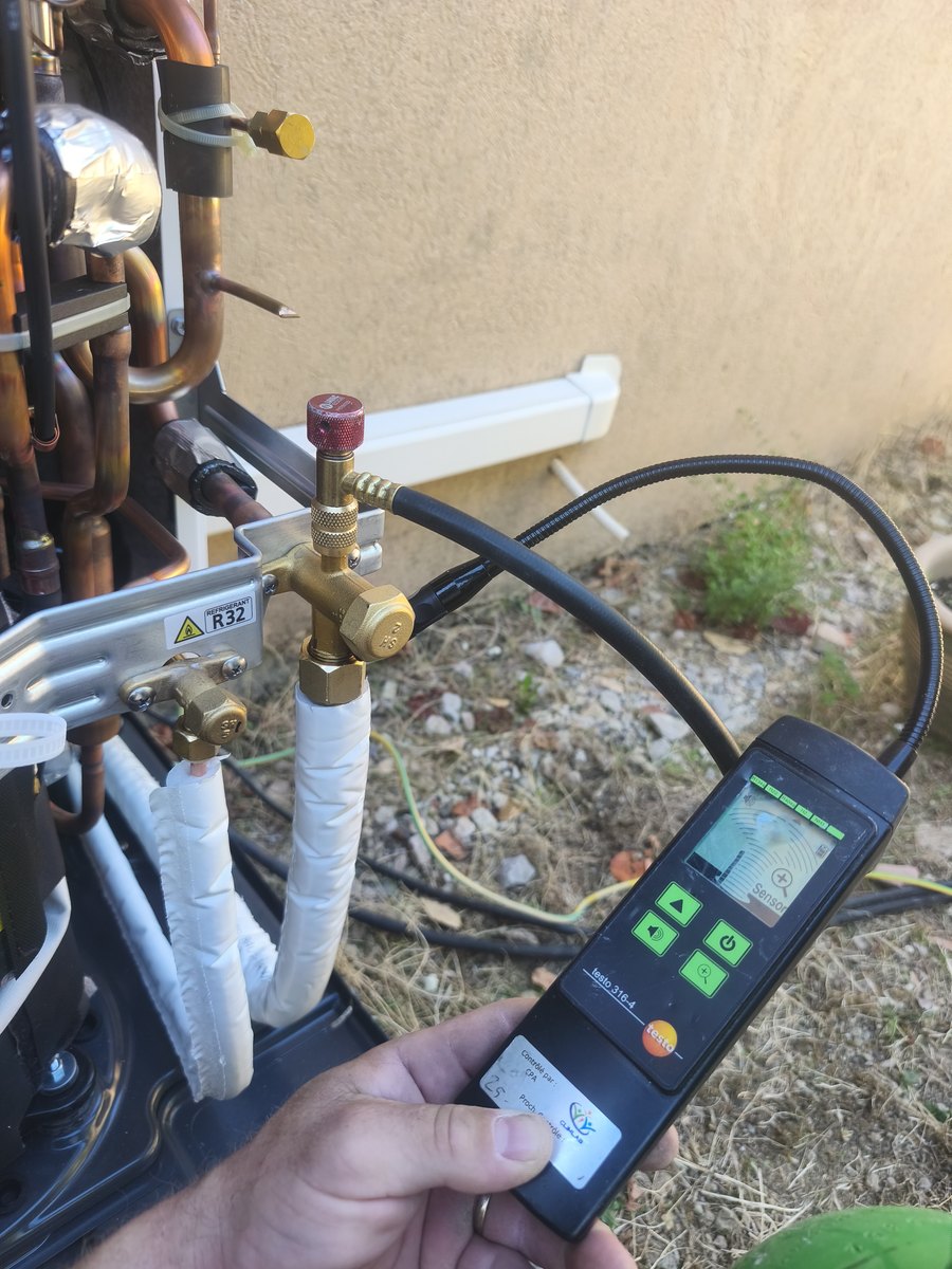 Contrôle d'étanchéité au détecteur électronique de fuite sur les raccords frigorifiques d'une pompe à chaleur air-eau, Draguignan - MSC Climatisation