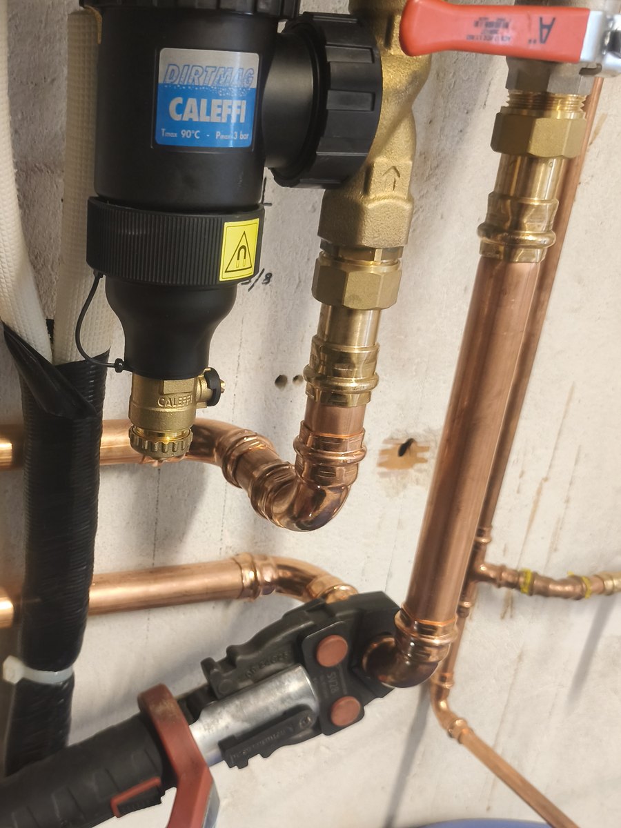 Filtre désemboueur magnétique et vanne d'isolement sur le retour d'une pompe à chaleur air-eau, chantier MSC Climatisation à Draguignan