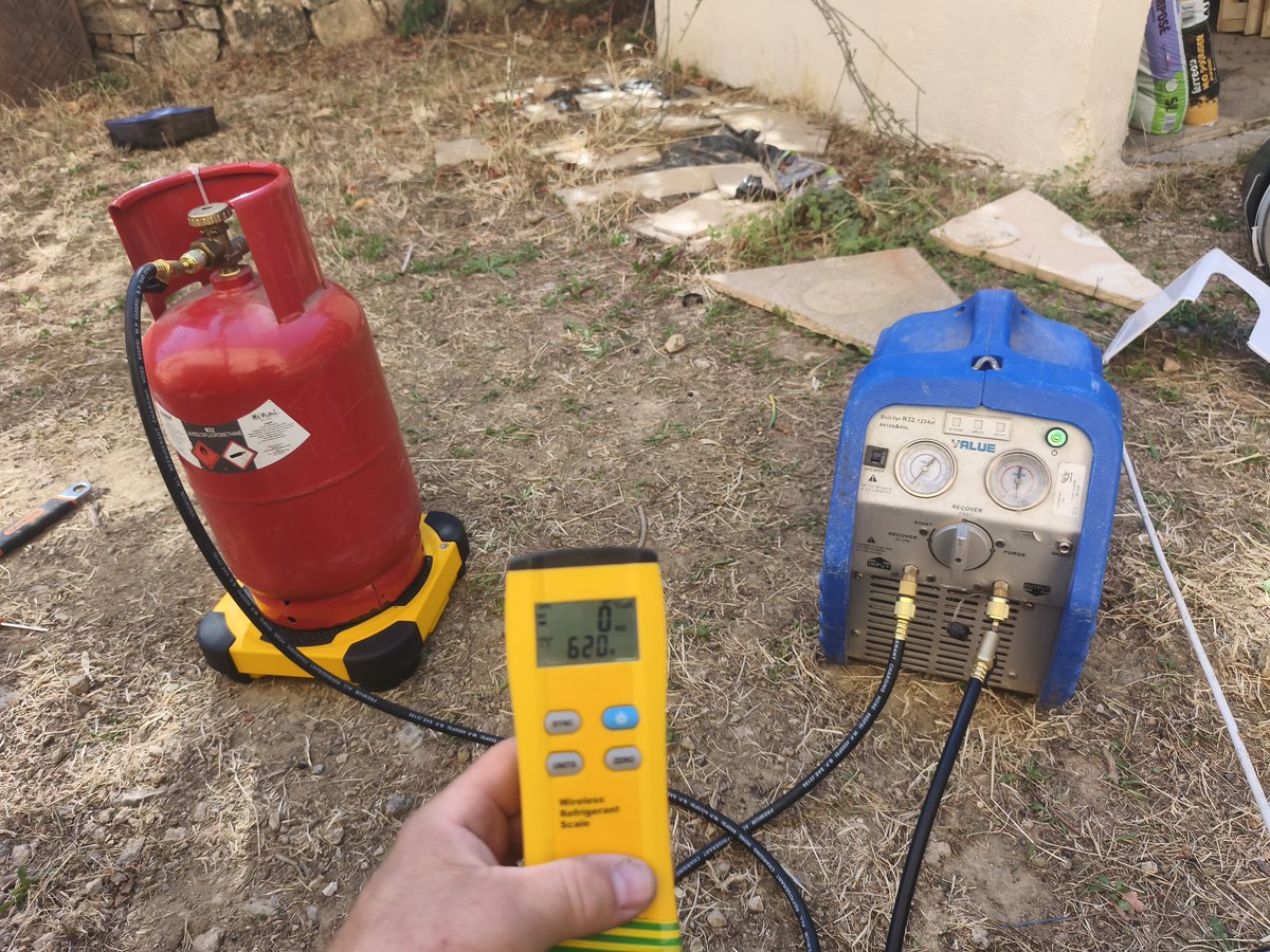 Appoint de fluide frigorigène pesé à la balance sur une pompe à chaleur air-eau neuve, chantier MSC Climatisation à Draguignan