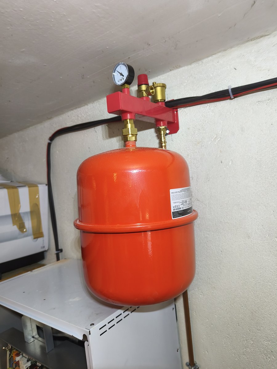Groupe de sécurité (manomètre, soupape, purgeur automatique) et vase d'expansion d'une pompe à chaleur air-eau, chantier MSC Climatisation à Draguignan