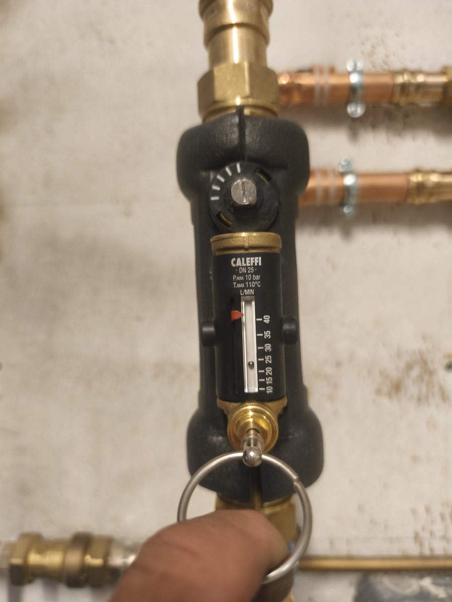 Vanne de mesure et de réglage du débit d'eau d'une pompe à chaleur air-eau, chantier MSC Climatisation à Draguignan