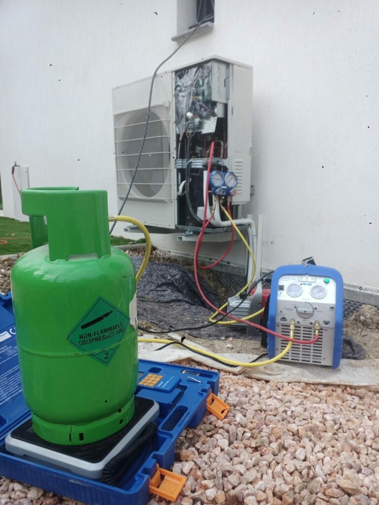 Récupération du fluide frigorigène : station de récupération reliée au groupe extérieur ouvert, bouteille sur balance et manomètre – MSC Climatisation