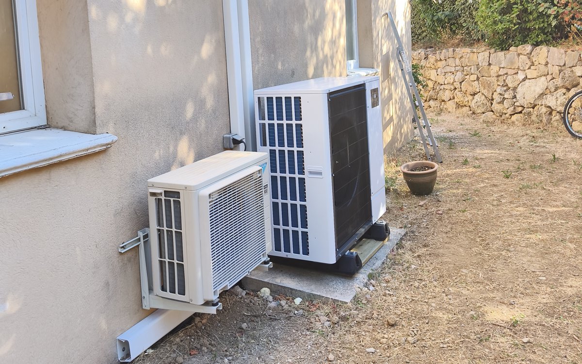 Unité extérieure d'une pompe à chaleur air-eau posée sur son support le long de la maison, à Draguignan (Var), par MSC Climatisation
