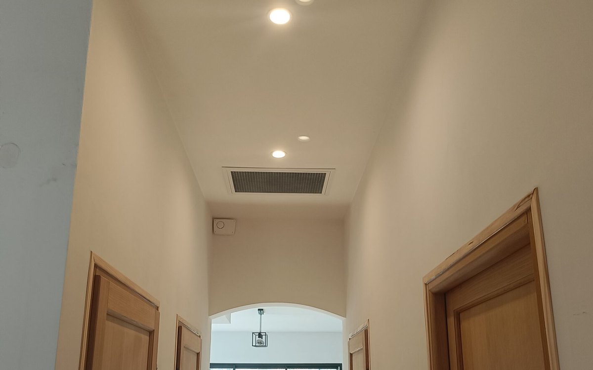 Grille de reprise d'air au plafond d'un couloir, climatisation gainable dans une maison à Saint-Raphaël