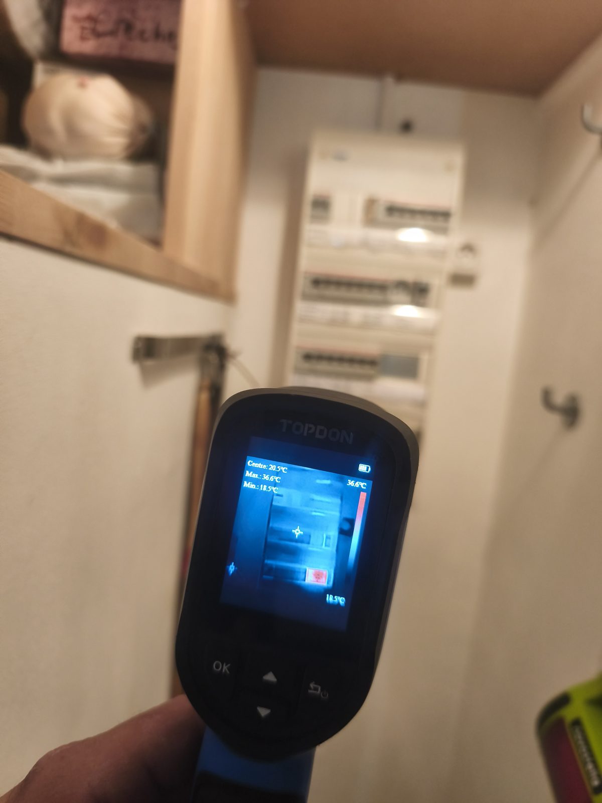 Écran d'une caméra thermique montrant l'image du tableau électrique de la maison, températures affichées — MSC Climatisation