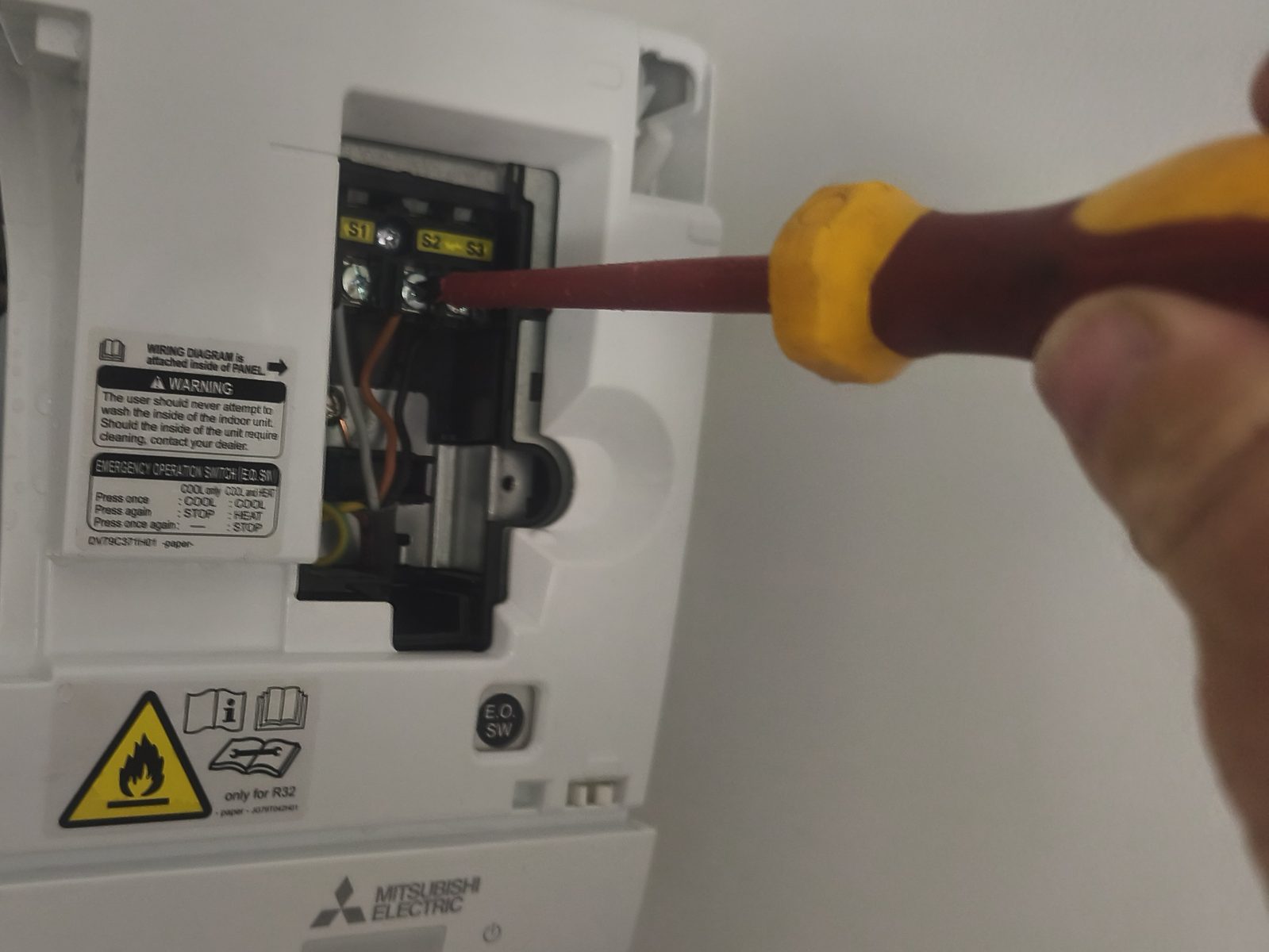 Resserrage des bornes électriques de raccordement d'une unité murale Mitsubishi Electric — MSC Climatisation